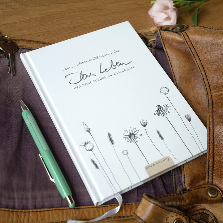 Momentesammler Eintragbuch | A5 Notizbuch - Das Leben und seine schönsten Augenblicke | Hardcover Tagebuch für Erinnerungen, Erlebnisse & Anekdoten, Weiß Beige