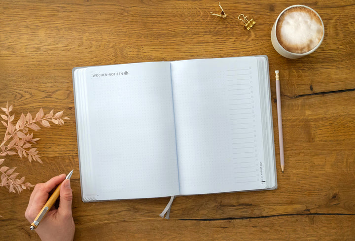 Lehrerkalender 2025 2026 | A5+ Lehrer-Planer für Unterrichtsvorbereitung & Schuljahr Planung | 4 Seiten pro Woche | klimaneutral, Grau Beige