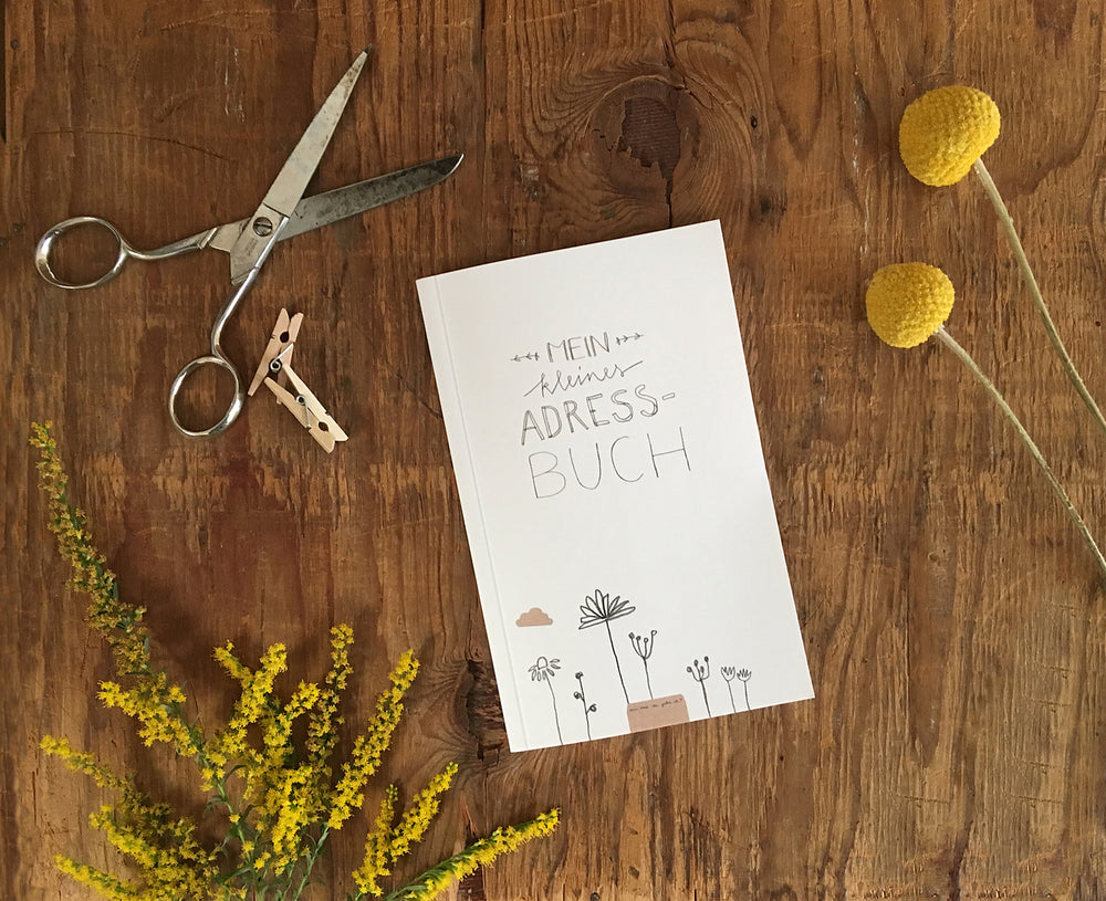 Adressbuch weiß im floralen Design | kleines handliches Notizbuch mit Register zum Ausschneiden | Softcover, liniert, 11,5x18 cm, Recyclingpapier