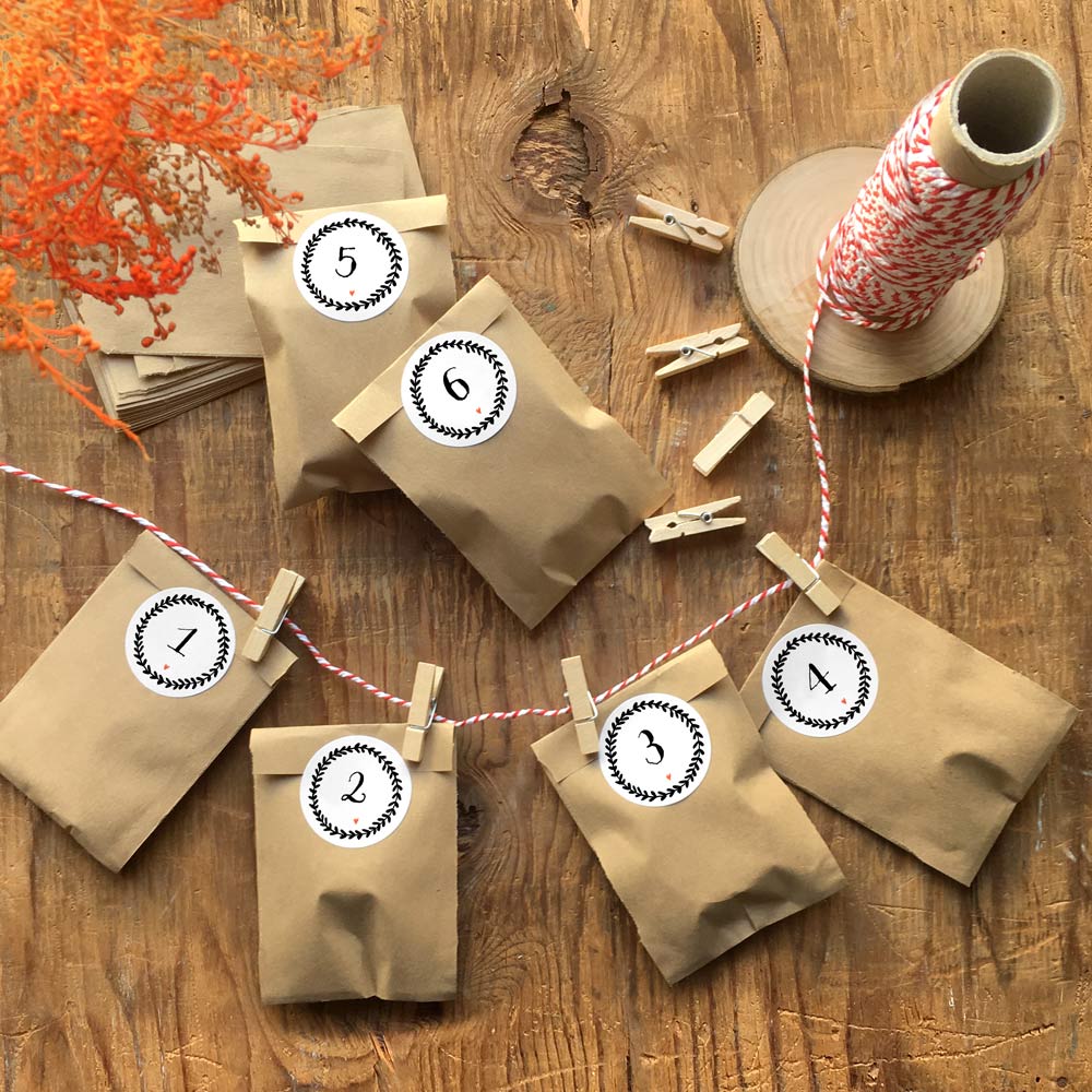 24 Adventskalenderzahlen, selbstklebende Etiketten, 24 Zahlen zum Beschriften, Nummerieren, 40mm - Kalligrafie Ranke Schwarz auf Weiß, im Kalligrafie Design