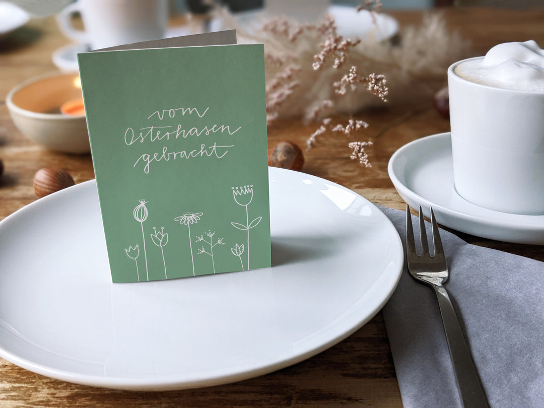 25 Geschenkanhänger vom Osterhasen gebracht | Grün Weiß | originelle mini Osterkarten zum Ostergeschenke Beschriften | A7 Recyclingpapier Klappkarten