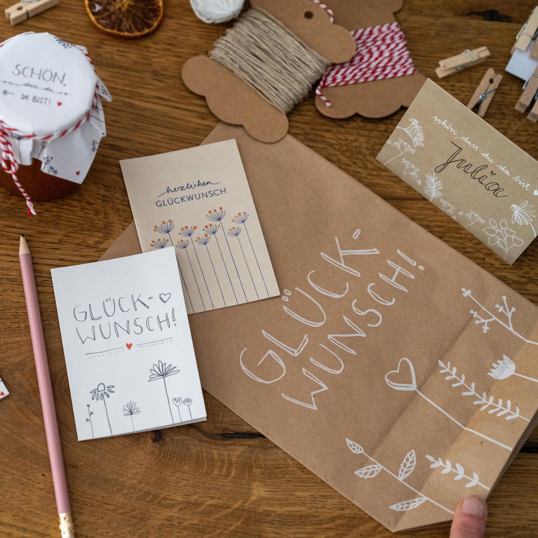 25 Geschenkanhänger Dankeschön | Weiß mit Blumen | originelle mini Dankeskarten zum Geschenke Beschriften | A7 Handlettering Recyclingpapier Klappkarten