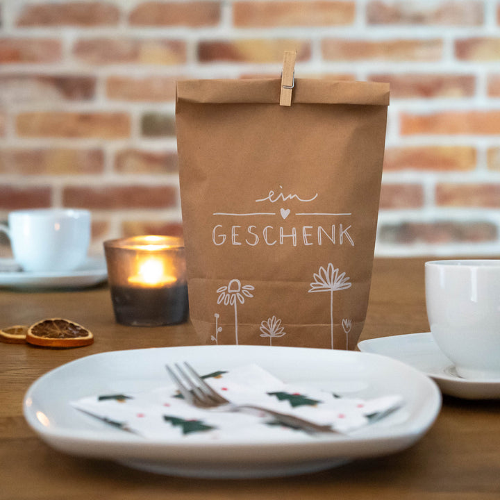 24 Geschenktüten - ein Geschenk | für Gastgeschenke zur Hochzeit, Taufe, Kommunion | Geschenkpapier Alternative | 14 cm x 22 cm | mit 24 FSC Holz Miniklammern