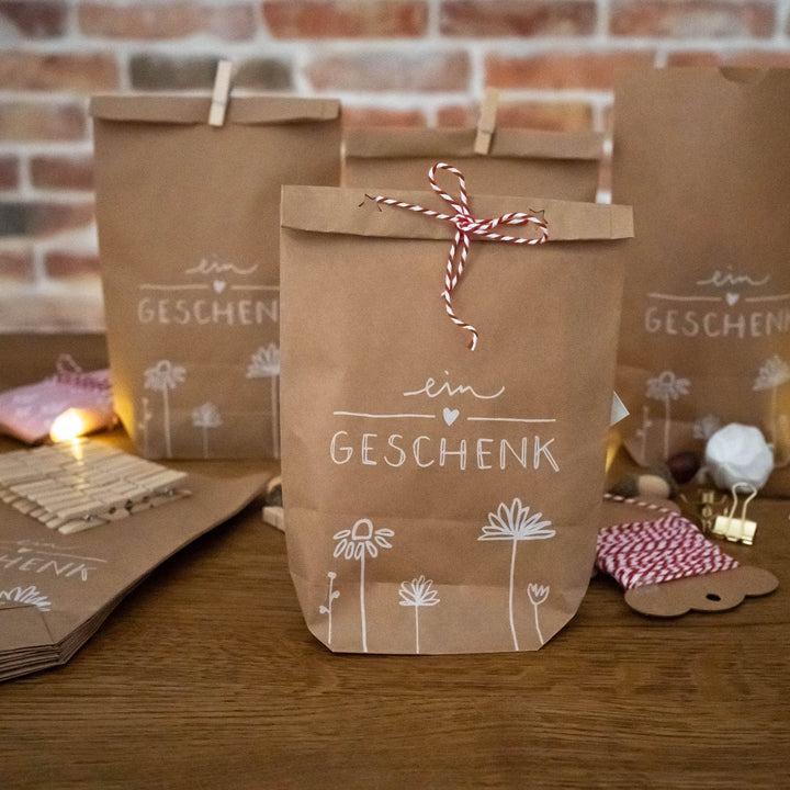 24 Geschenktüten - selbstgemacht! | für persönliche Geschenke zu Weihnachten, Geburtstag, Hochzeit | Geschenkpapier Alternative | 14 x 22 cm | mit 24 FSC Holz Miniklammern