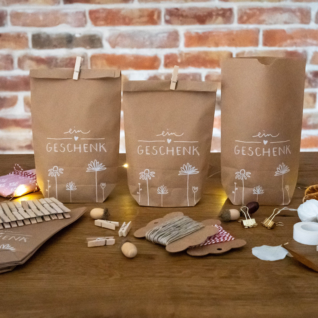 24 Geschenktüten - ein Geschenk | für Gastgeschenke zur Hochzeit, Taufe, Kommunion | Geschenkpapier Alternative | 14 cm x 22 cm | mit 24 FSC Holz Miniklammern