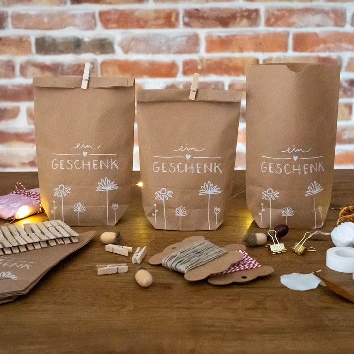 24 Geschenktüten - ein Geschenk | für Gastgeschenke zur Hochzeit, Taufe, Kommunion | Geschenkpapier Alternative | 14 cm x 22 cm | mit 24 FSC Holz Miniklammern