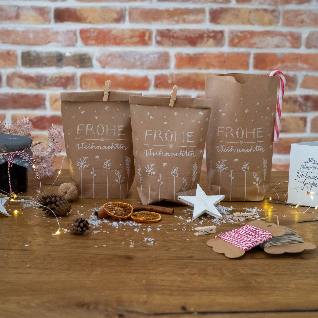 24 Weihnachtstüten Geschenktüten Frohe Weihnachten | Geschenkpapier Alternative für Geschenke, Plätzchen, Kekse | 14 cm x 22 cm | mit 24 FSC Holz Miniklammern