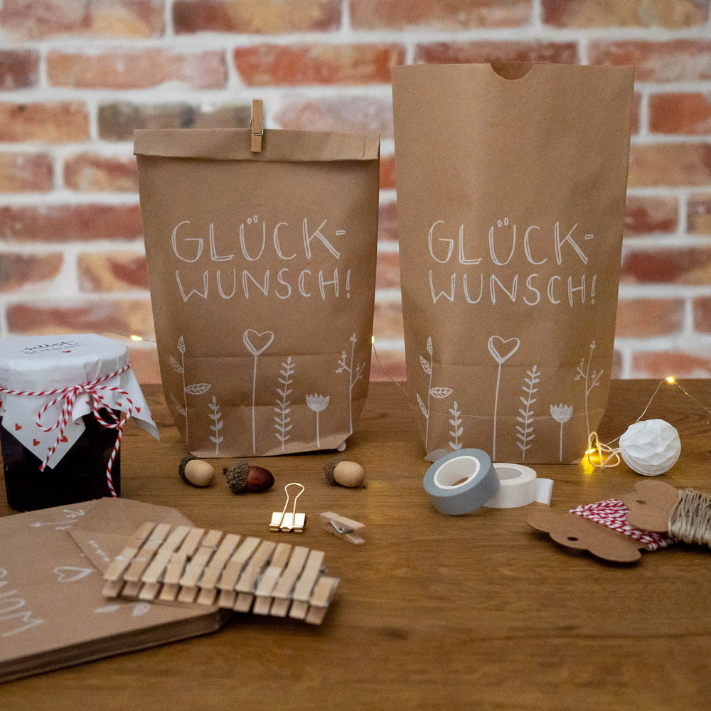 12 Geschenktüten - Glückwunsch! | Geschenkpapier Alternative für Geschenke zu Geburtstag, Hochzeit, Taufe, Konfirmation & Kommunion | 16,5 x 26 cm | Beige Weiß