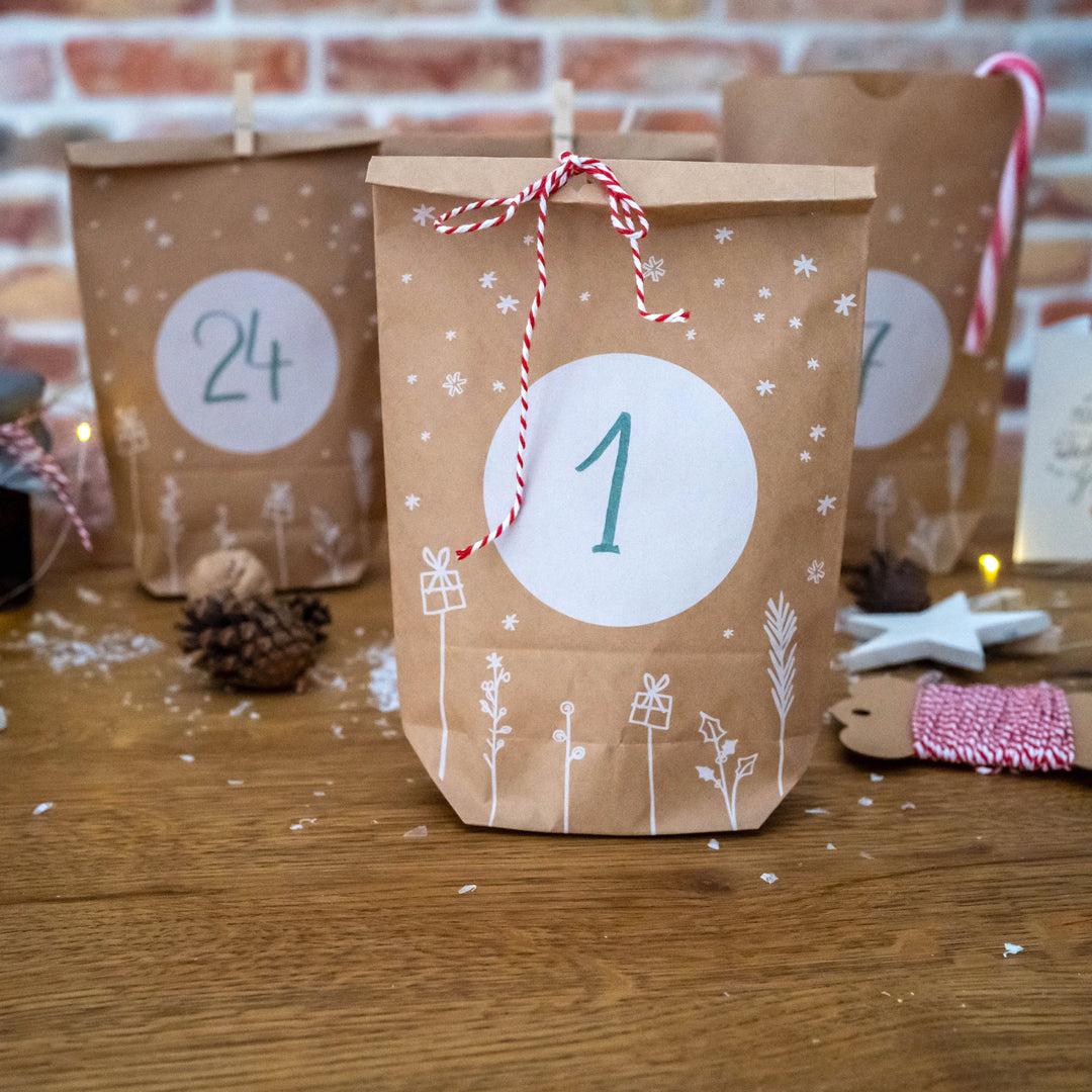 Adventskalender Geschenktüten zum selbst Befüllen | 24 Weihnachtsdeko Kraftpapiertüten als Geschenkverpackung | 14 cm x 22 cm | mit 24 FSC Holz Miniklammern