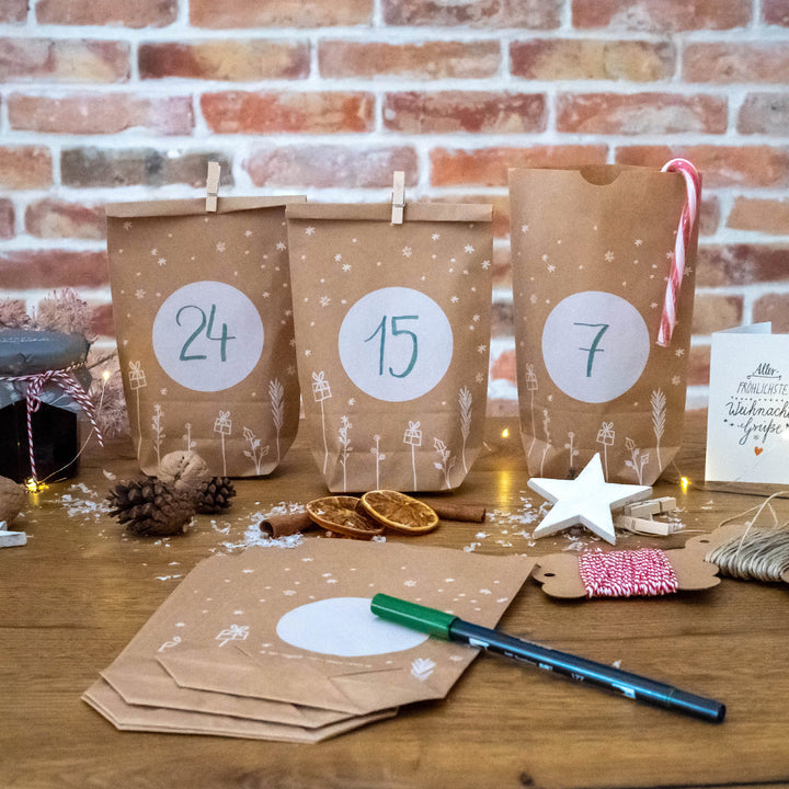 Adventskalender Geschenktüten zum selbst Befüllen | 24 Weihnachtsdeko Kraftpapiertüten als Geschenkverpackung | 14 cm x 22 cm | mit 24 FSC Holz Miniklammern
