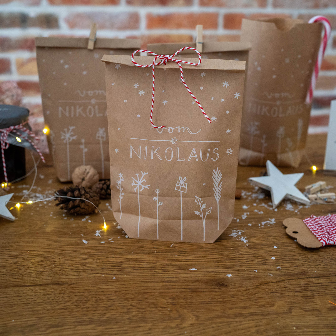 12 Nikolaustüten Geschenktüten - vom Nikolaus | Nikolausstiefel Geschenkpapier Alternative für Geschenke, Plätzchen, Kekse | 14 cm x 22 cm