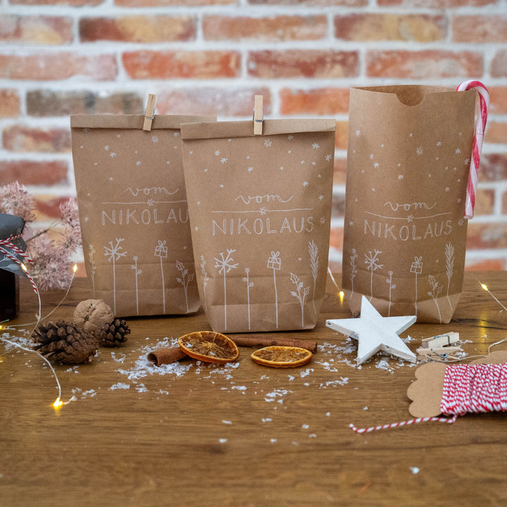 12 Nikolaustüten Geschenktüten - vom Nikolaus | Nikolausstiefel Geschenkpapier Alternative für Geschenke, Plätzchen, Kekse | 14 cm x 22 cm