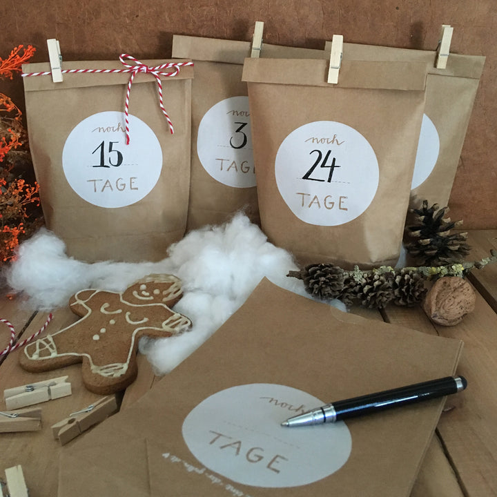 Adventskalender Geschenktüten zum selbst Befüllen - noch... Tage | 24 Weihnachtsdeko Countdown Kraftpapiertüten | 14 cm x 22 cm | mit 24 FSC Holz Miniklammern