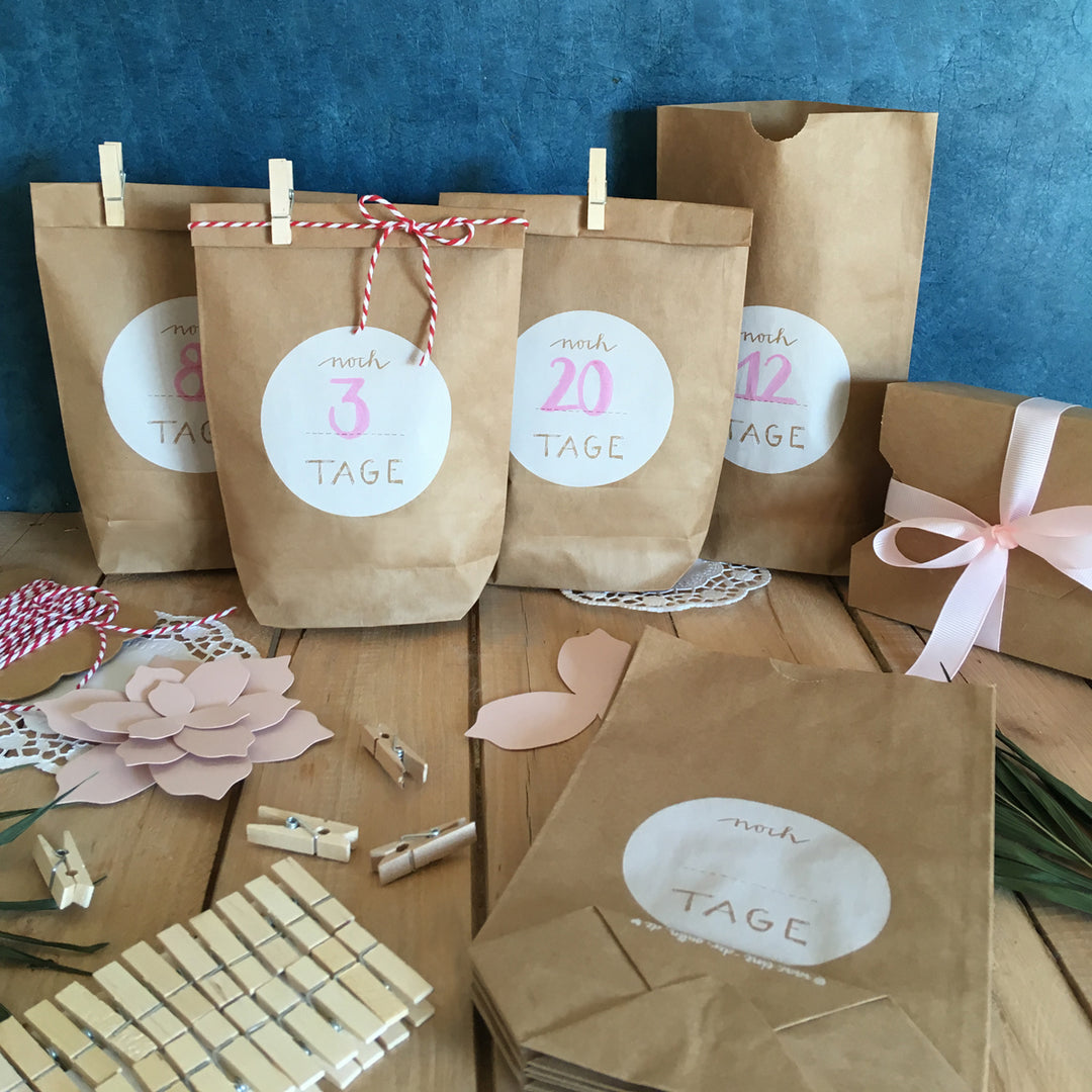 Adventskalender Geschenktüten zum selbst Befüllen - noch... Tage | 24 Weihnachtsdeko Countdown Kraftpapiertüten | 14 cm x 22 cm | mit 24 FSC Holz Miniklammern