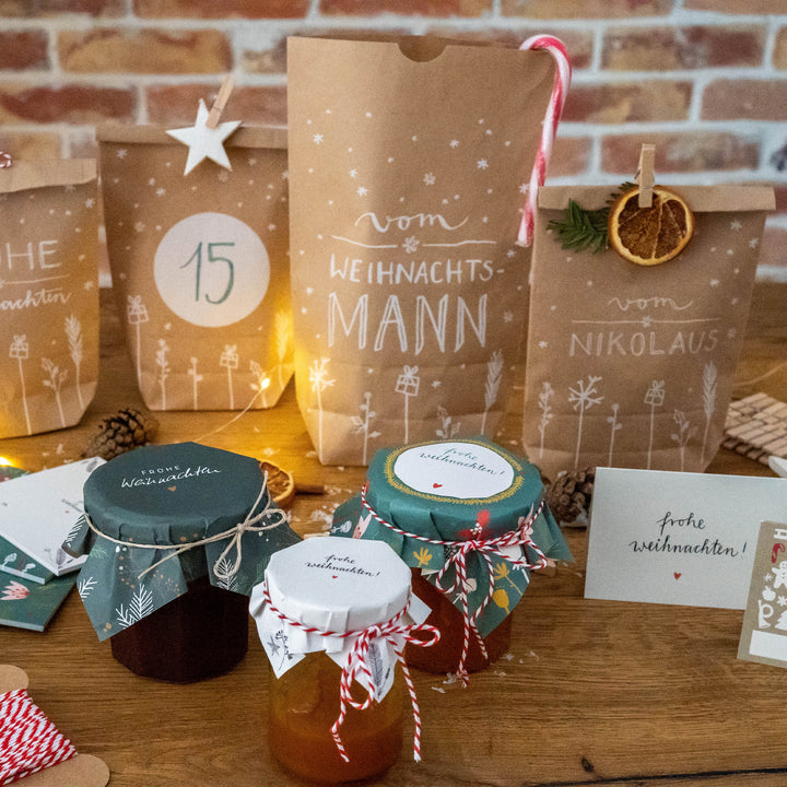 12 Weihnachtstüten Geschenktüten - vom Weihnachtsmann | Geschenkpapier Alternative für Geschenke, Plätzchen, Kekse | 16,5 cm x 26 cm | Beige Weiß