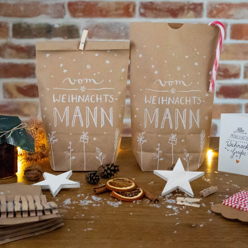 24 Weihnachtstüten Geschenktüten - vom Weihnachtsmann | Geschenkpapier Alternative für Geschenke, Plätzchen, Kekse | 16,5 cm x 26 cm | mit 24 FSC Holz Miniklammern