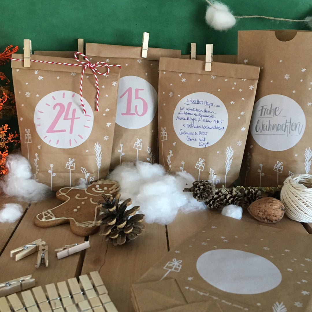 Adventskalender Geschenktüten zum selbst Befüllen | 24 Weihnachtsdeko Kraftpapiertüten als Geschenkverpackung | 14 cm x 22 cm | mit 24 FSC Holz Miniklammern