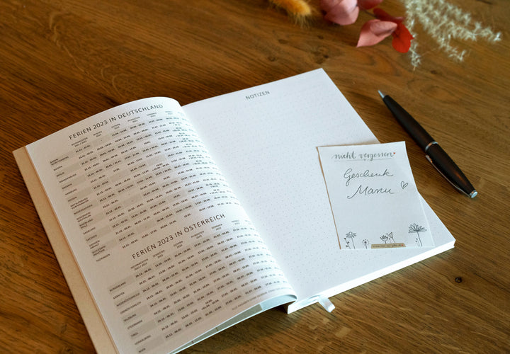 A5 Terminkalender - Kalender ohne Jahr | Wochenplaner und Notizbuch für mehr Achtsamkeit | Softcover Taschenkalender & Terminplaner | Grau Rosa mit Blumen