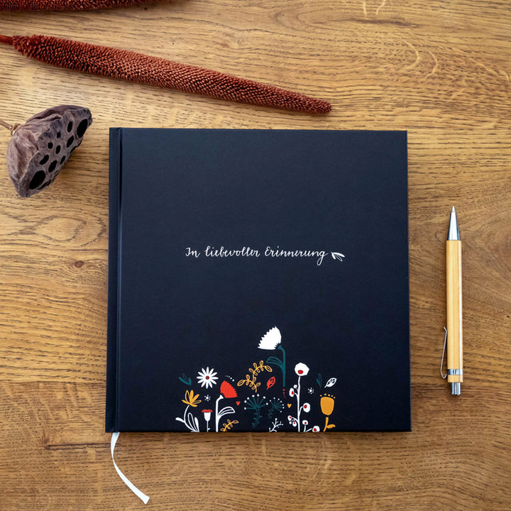Schwarzes Kondolenzbuch zur Trauerfeier - In liebevoller Erinnerung - hochwertiges Design mit Blumen, stabiler Einband, 100 S, Blanko, 21x21cm
