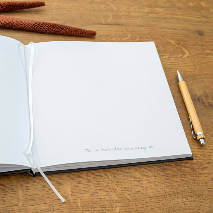 Schwarzes Kondolenzbuch zur Trauerfeier - In liebevoller Erinnerung - hochwertiges Design mit Blumen, stabiler Einband, 100 S, Blanko, 21x21cm