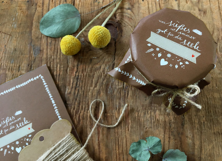 25 Marmeladendeckchen - Süßes für die Seele | Gläserdeckchen Braun Weiß für Marmelade & Einmachgläser | Recyclingpapier Abreißblock + 10 m Garn