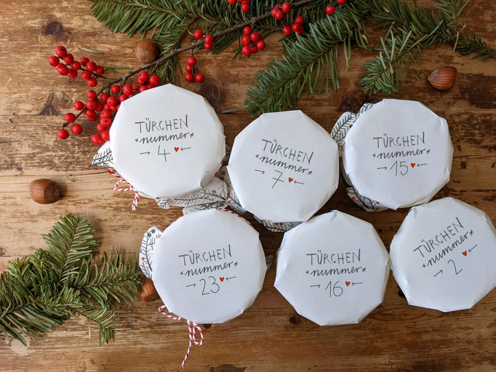 25 Marmeladendeckchen für Marmeladen Adventskalender zum selbst befüllen | Gläserdeckchen weiß mit Tannenzweigen | Recyclingpapier Abreißblock + 10 m Garn + Justiergummi