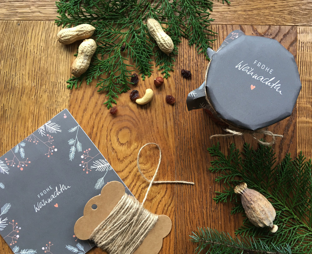 25 Marmeladendeckchen - Frohe Weihnachten! | Gläserdeckchen Grau mit Zweigen für Marmelade | Recyclingpapier Abreißblock, 10 m Jute Garn, Justiergummi - Kopie