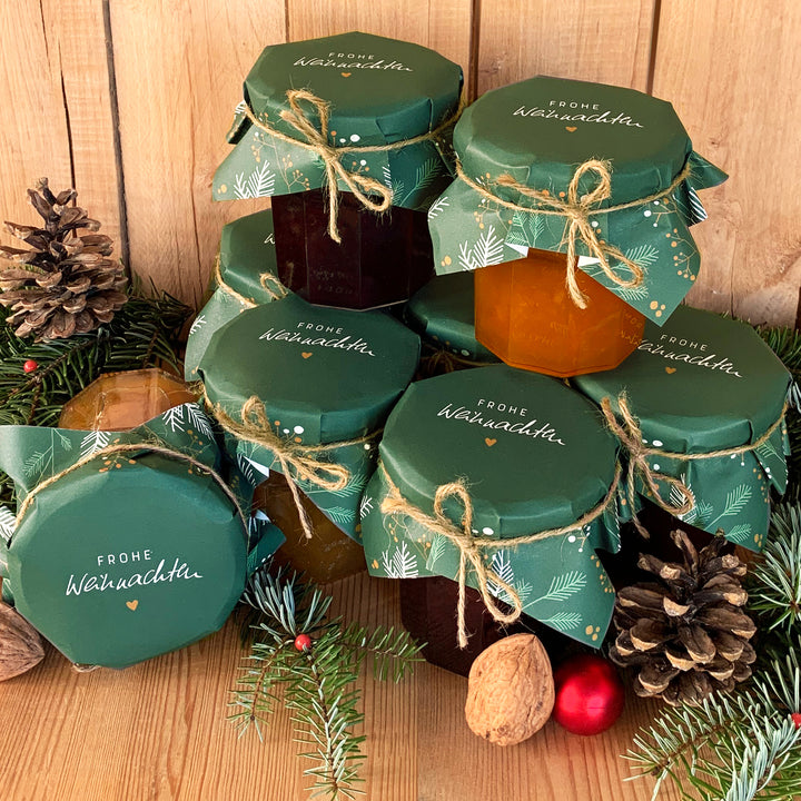 25 Marmeladendeckchen - Frohe Weihnachten! | Gläserdeckchen Grün mit Zweigen für Marmelade | Recyclingpapier Abreißblock, 10 m Jute Garn, Justiergummi