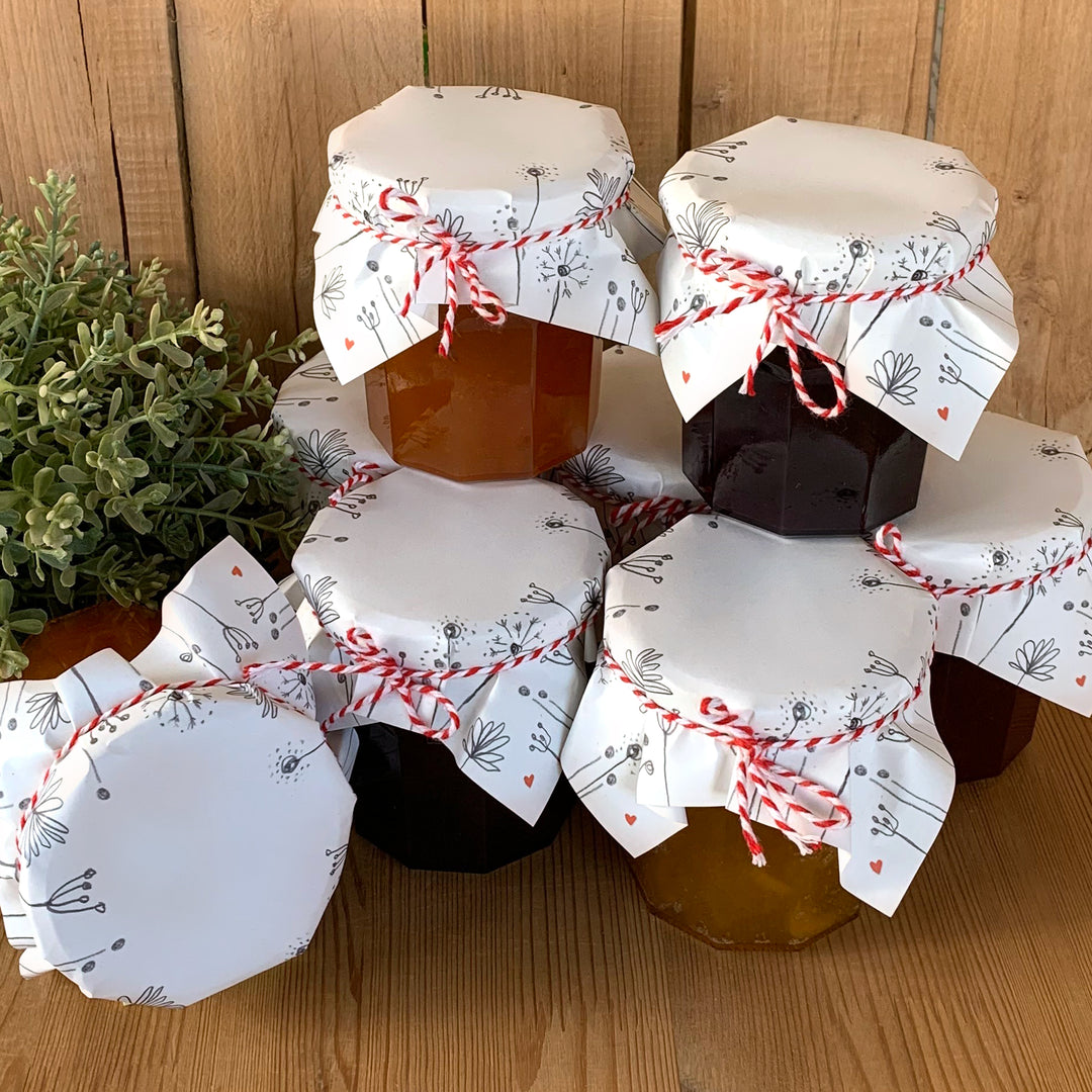 25 Marmeladendeckchen Weiß mit Blumen als Abreißblock, florale Gläserdeckchen zum selbst beschriften für Eingemachtes & selbstgemachte Marmelade, Recyclingpapier + 10m Bakers Twine & Justiergummi