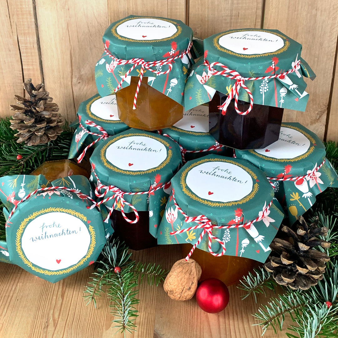 25 Marmeladendeckchen - Frohe Weihnachten! | Gläserdeckchen Grün mit Blumen für Marmelade | Recyclingpapier Abreißblock, 10 m Bakers Twine, Justiergummi
