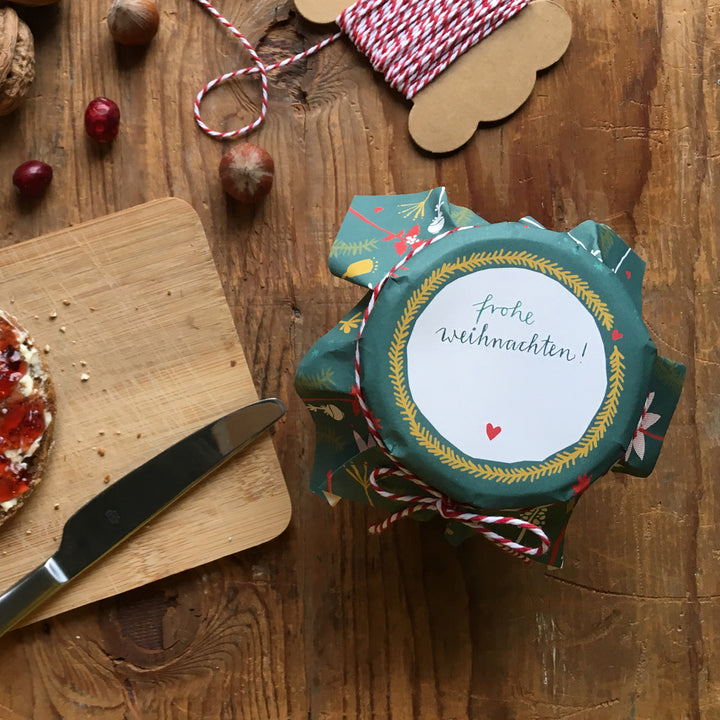 25 Marmeladendeckchen - Frohe Weihnachten! | Gläserdeckchen Grün mit Blumen für Marmelade | Recyclingpapier Abreißblock, 10 m Bakers Twine, Justiergummi