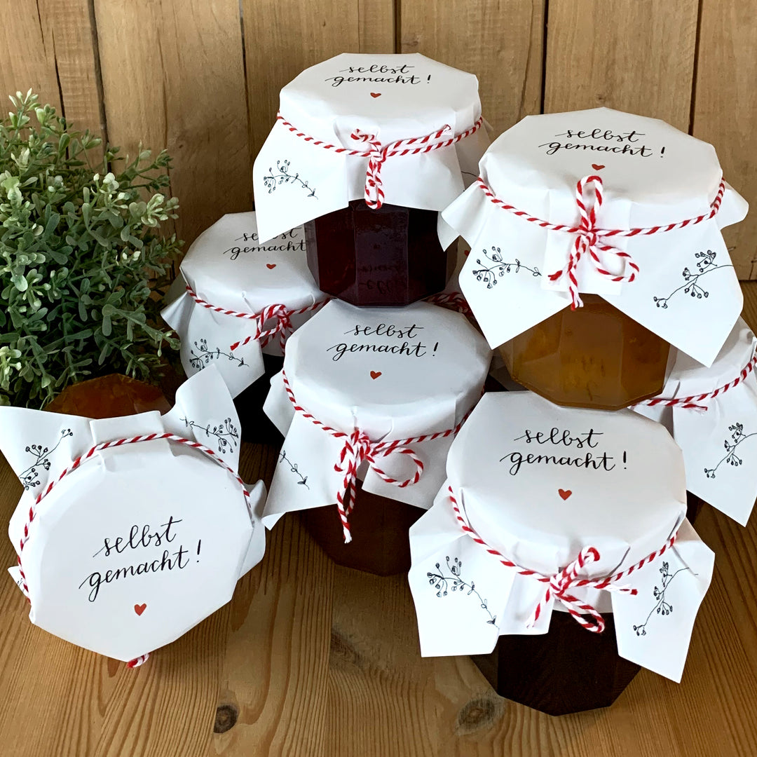 25 Marmeladendeckchen - selbstgemacht! - als Abreißblock, Weiß mit Kalligrafie Blumen und Spruch, Gläserdeckchen für Eingemachtes & selbstgemachte Marmelade, Recyclingpapier + 10 m Bakers Twine & Justiergummi