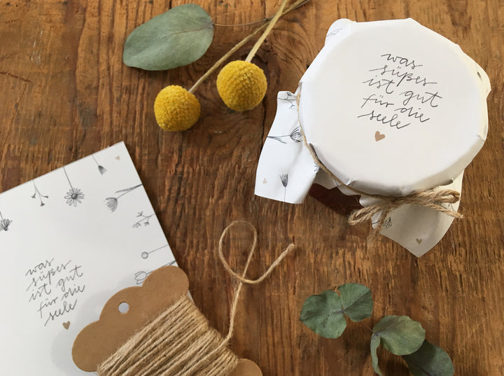 25 Marmeladendeckchen - Süßes für die Seele | Blumen Gläserdeckchen Weiß für Marmelade & Einmachgläser | Recyclingpapier Abreißblock + 10 m Jute Garn