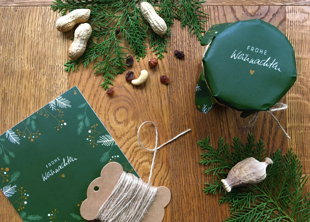 25 Marmeladendeckchen - Frohe Weihnachten! | Gläserdeckchen Grün mit Zweigen für Marmelade | Recyclingpapier Abreißblock, 10 m Jute Garn, Justiergummi