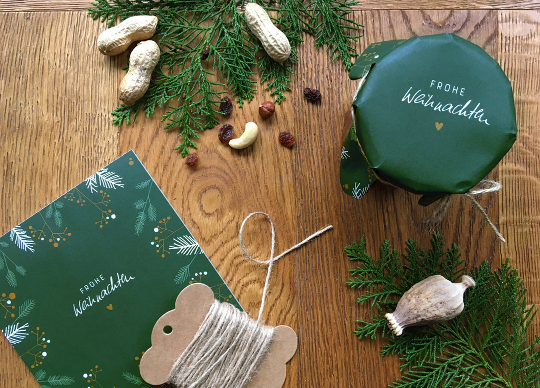 25 Marmeladendeckchen - Frohe Weihnachten! | Gläserdeckchen Grün mit Zweigen für Marmelade | Recyclingpapier Abreißblock, 10 m Jute Garn, Justiergummi