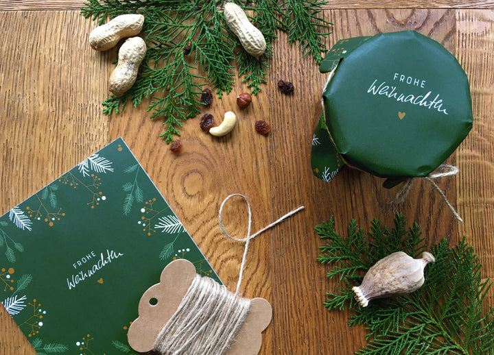 25 Marmeladendeckchen - Frohe Weihnachten! | Gläserdeckchen Grün mit Zweigen für Marmelade | Recyclingpapier Abreißblock, 10 m Jute Garn, Justiergummi