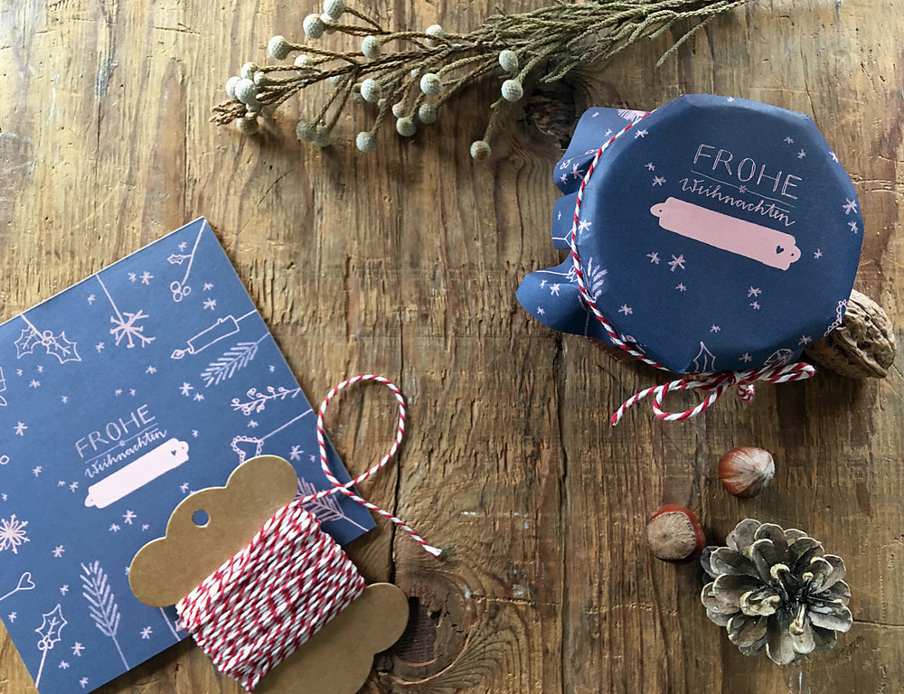 25 Marmeladendeckchen - Frohe Weihnachten! | Abreißblock, Blau Rosa | Recyclingpapier Gläserdeckchen für Marmelade + 10 m Bakers Twine & Justiergummi