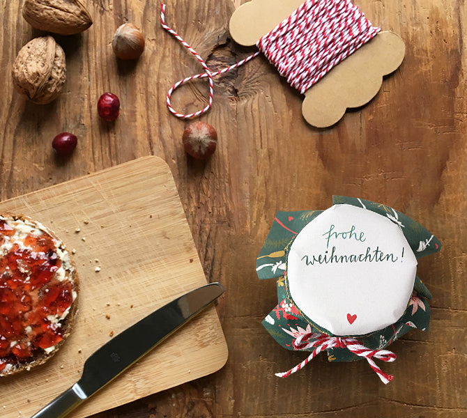 25 MINI Marmeladendeckchen Frohe Weihnachten! | Gläserdeckchen grün für Marmelade & Weihnachtsgeschenke | Abreißblock + 10 m Garn + Justiergummi