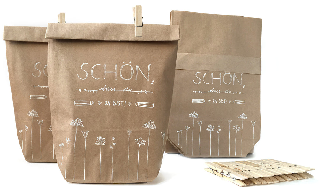 24 Geschenktüten - Schön dass du da bist | für Gastgeschenke zur Hochzeit, Taufe, Konfirmation & Kommunion | 14 cm x 22 cm | inkl. 24 FSC Holz Miniklammern