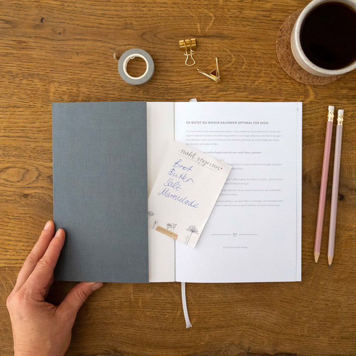 A5 Terminkalender - Kalender ohne Jahr | Wochenplaner und Notizbuch für mehr Achtsamkeit | Softcover Taschenkalender & Terminplaner | Grau Rosa mit Blumen