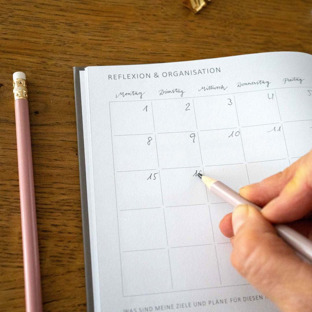 A5 Terminkalender - Kalender ohne Jahr quer | Wochenplaner und Achtsamkeit Notizbuch | Hardcover Taschenkalender & Terminplaner | Grau Beige Weiß, Blumen