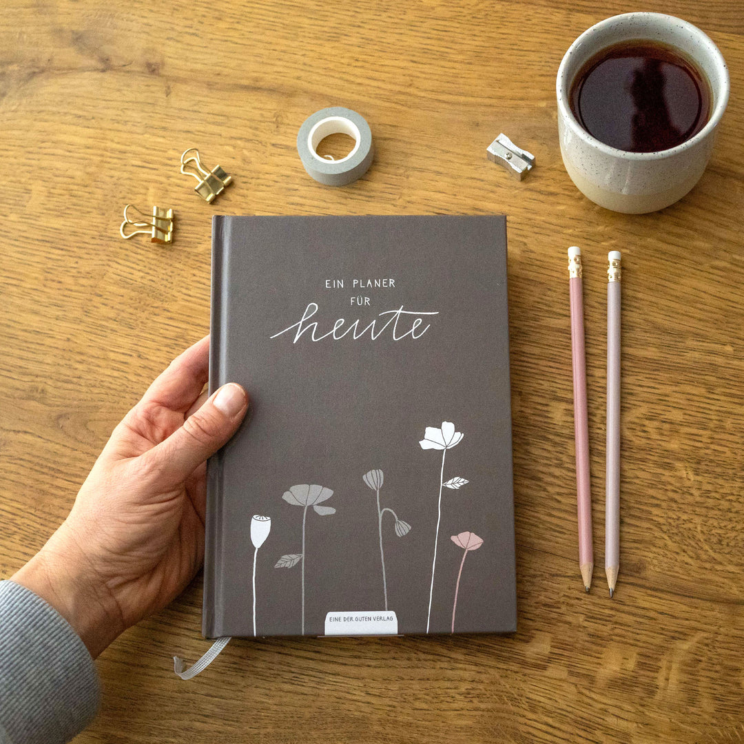 A5 Terminkalender - Kalender ohne Jahr quer | Wochenplaner und Achtsamkeit Notizbuch | Hardcover Taschenkalender & Terminplaner | Grau Beige Weiß, Blumen