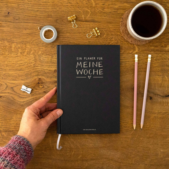 A5 Terminkalender - Kalender ohne Jahr | Wochenplaner und Notizbuch für mehr Achtsamkeit | Hardcover Taschenkalender & Terminplaner | Schwarz Weiß schlicht