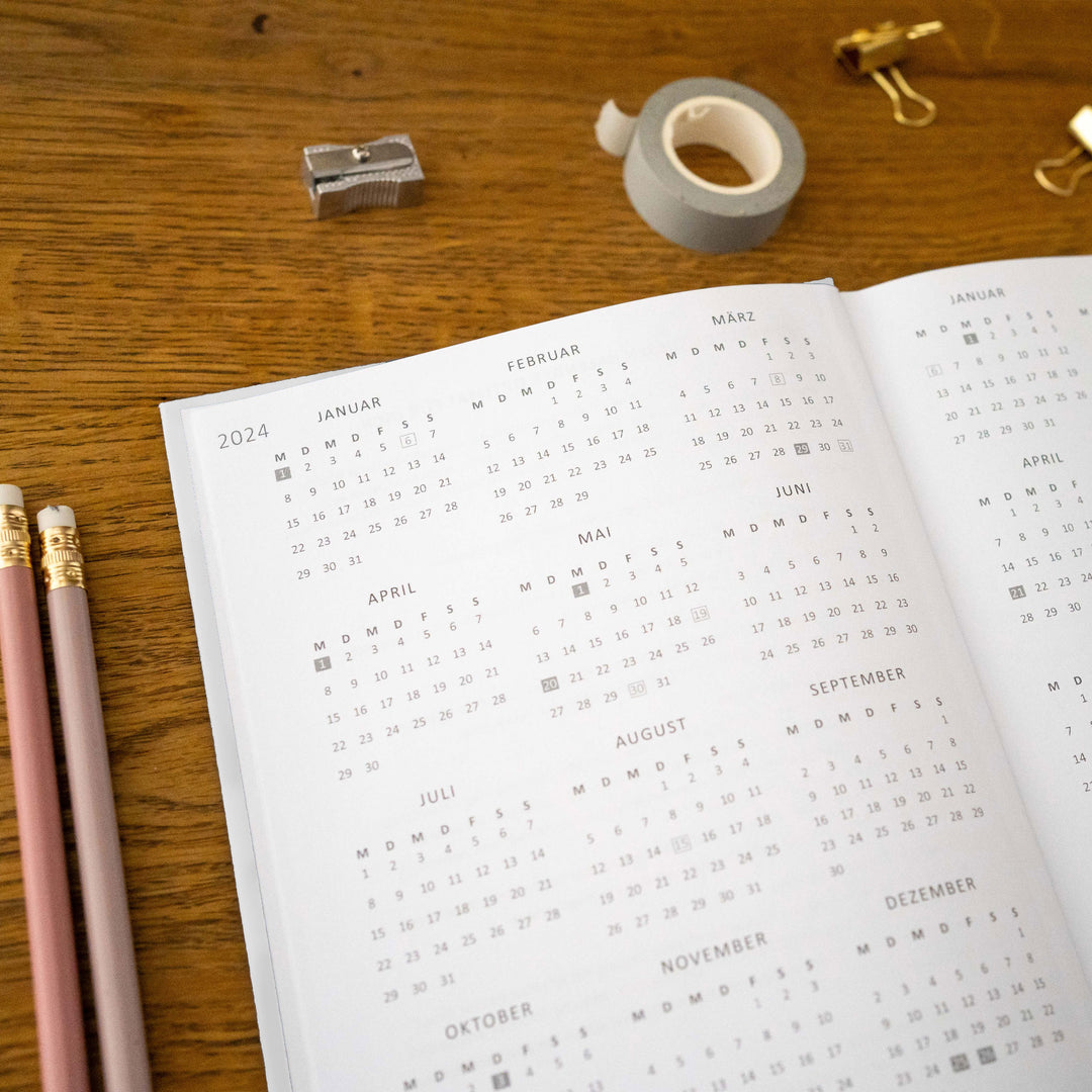 A5 Terminkalender undatiert - Klar durchs Jahr | Tagesplaner und Notizbuch für mehr Achtsamkeit | Hardcover Taschenkalender Terminplaner | Weiß