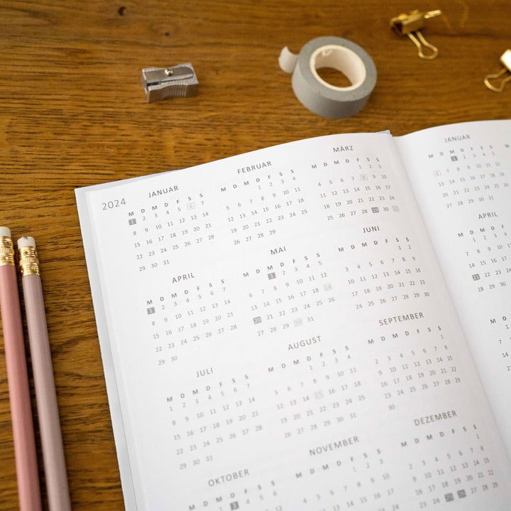 A5 Terminkalender undatiert - Klar durchs Jahr | Tagesplaner und Notizbuch für mehr Achtsamkeit | Hardcover Taschenkalender Terminplaner | Weiß