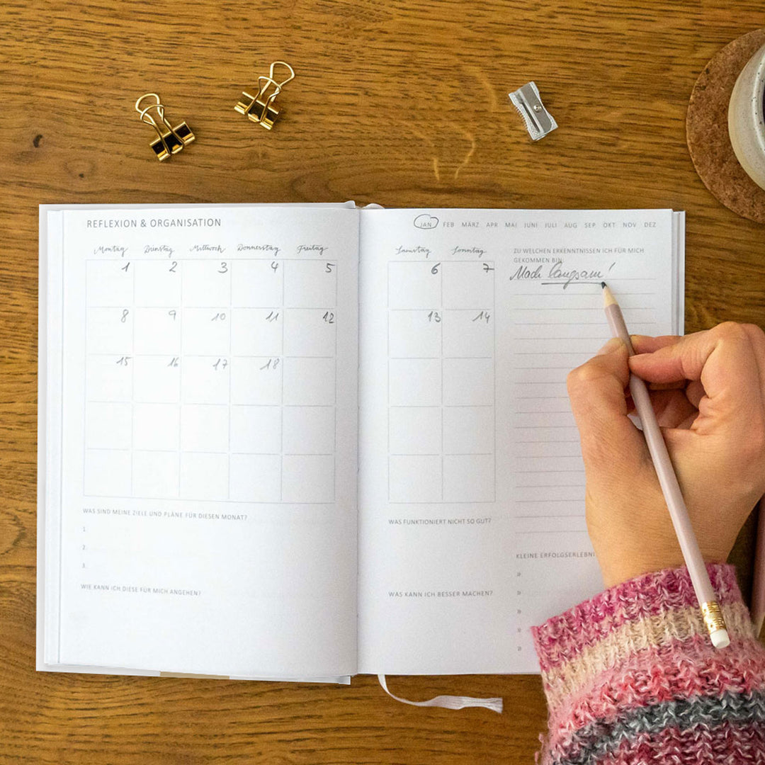 A5 Terminkalender undatiert - Klar durchs Jahr | Tagesplaner und Notizbuch für mehr Achtsamkeit | Hardcover Taschenkalender Terminplaner | Weiß