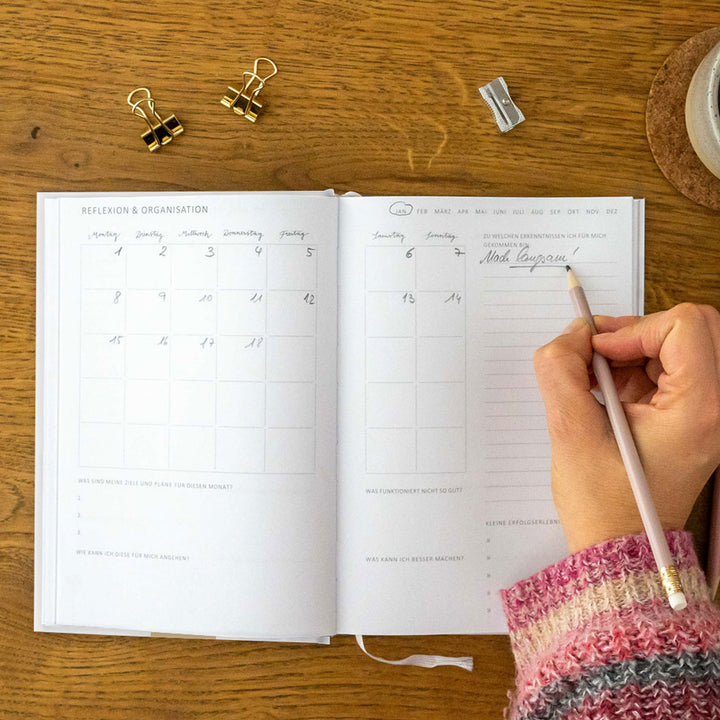 A5 Terminkalender undatiert - Klar durchs Jahr | Tagesplaner und Notizbuch für mehr Achtsamkeit | Hardcover Taschenkalender Terminplaner | Weiß
