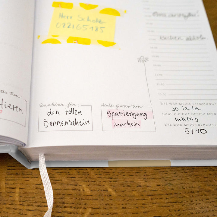 A5 Terminkalender undatiert - Klar durchs Jahr | Tagesplaner und Notizbuch für mehr Achtsamkeit | Hardcover Taschenkalender Terminplaner | Weiß
