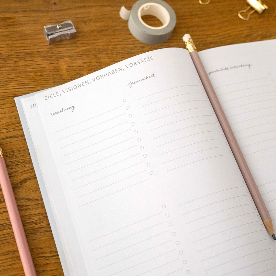 A5 Terminkalender undatiert - Klar durchs Jahr | Tagesplaner und Notizbuch für mehr Achtsamkeit | Hardcover Taschenkalender Terminplaner | Weiß