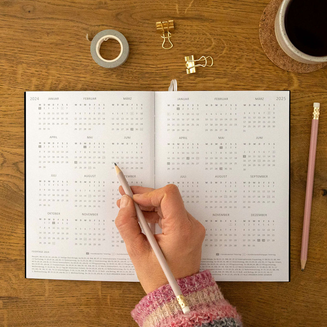 A5 Terminkalender - Kalender ohne Jahr | Wochenplaner und Notizbuch für mehr Achtsamkeit | Hardcover Taschenkalender & Terminplaner | Schwarz Weiß schlicht
